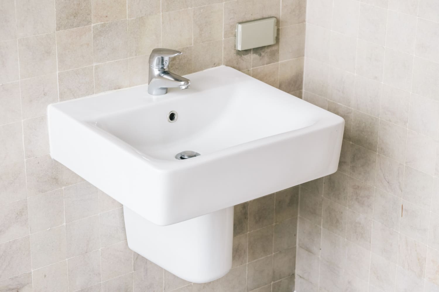 Réalisation d'un lavabo suspendu dans une salle de bain par LBR plomberie